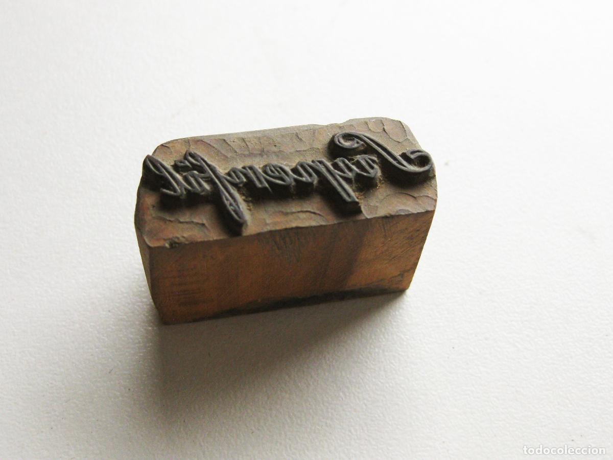 Antig&uuml;edades: ANTIGUO TIPO DE IMPRENTA DE SUPERFIL. MADERA TALLADA. PERFILES MET&Aacute;LICOS. TAMP&Oacute;N DE TINTA