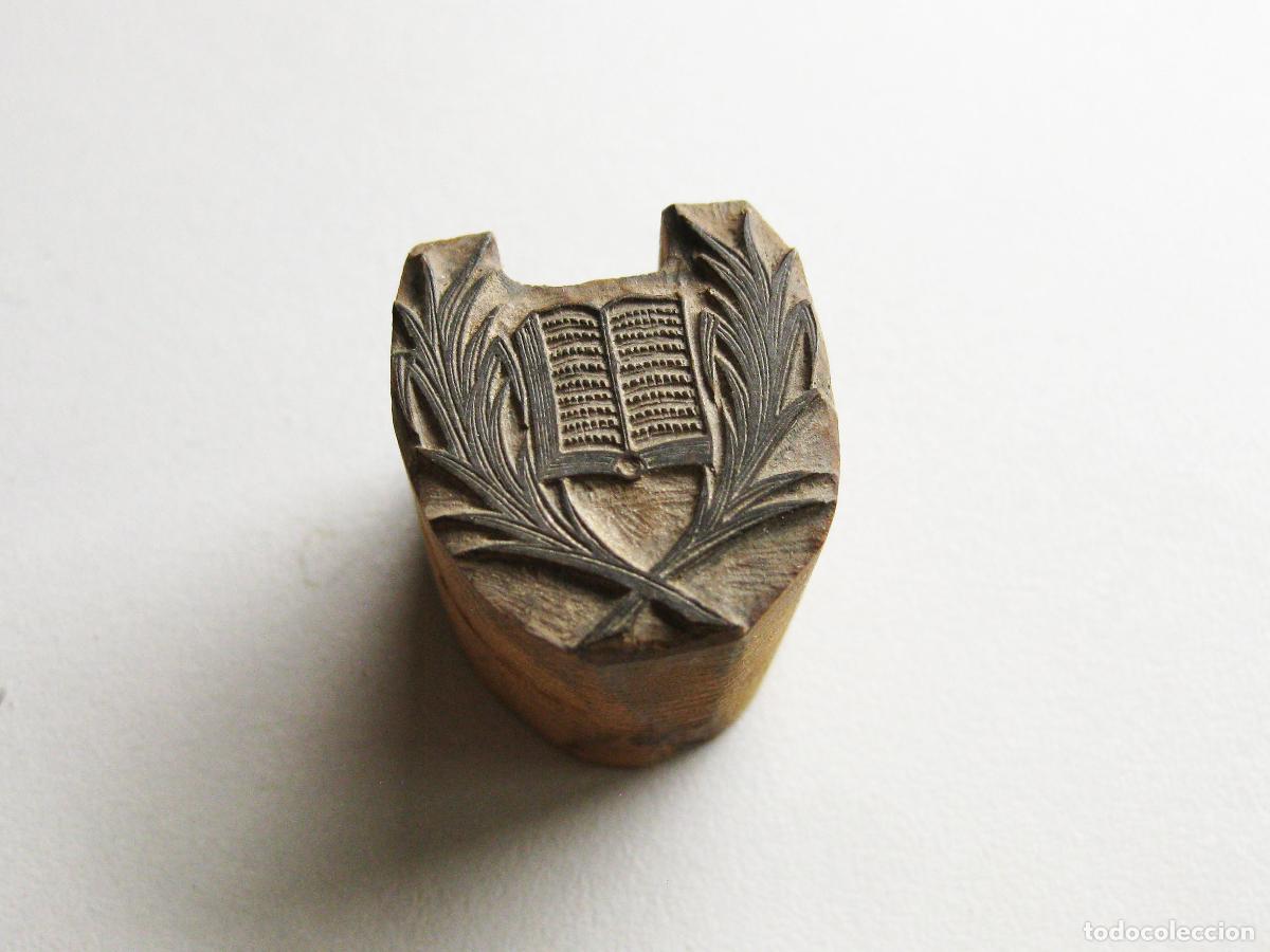 Antig&uuml;edades: ANTIGUO TIPO DE IMPRENTA DE MADERA TALLADA CON ESCUDO DE LIBRO ABIERTO. SELLO O TAMP&Oacute;N DE TINTA