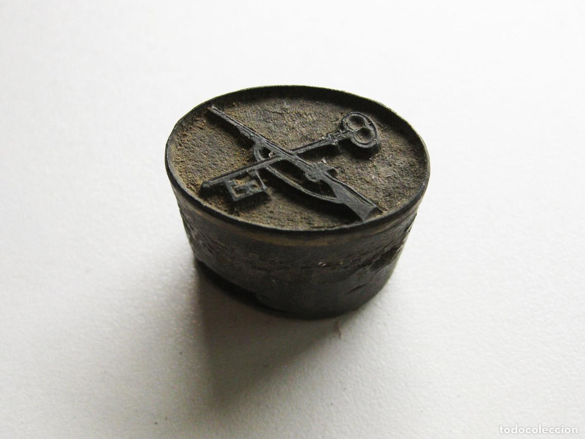 Antig&uuml;edades: ANTIGUO TIPO DE IMPRENTA CON ESCUDO. ESCOPETA CRUZADA CON LLAVE. SELLO O TAMP&Oacute;N DE TINTA
