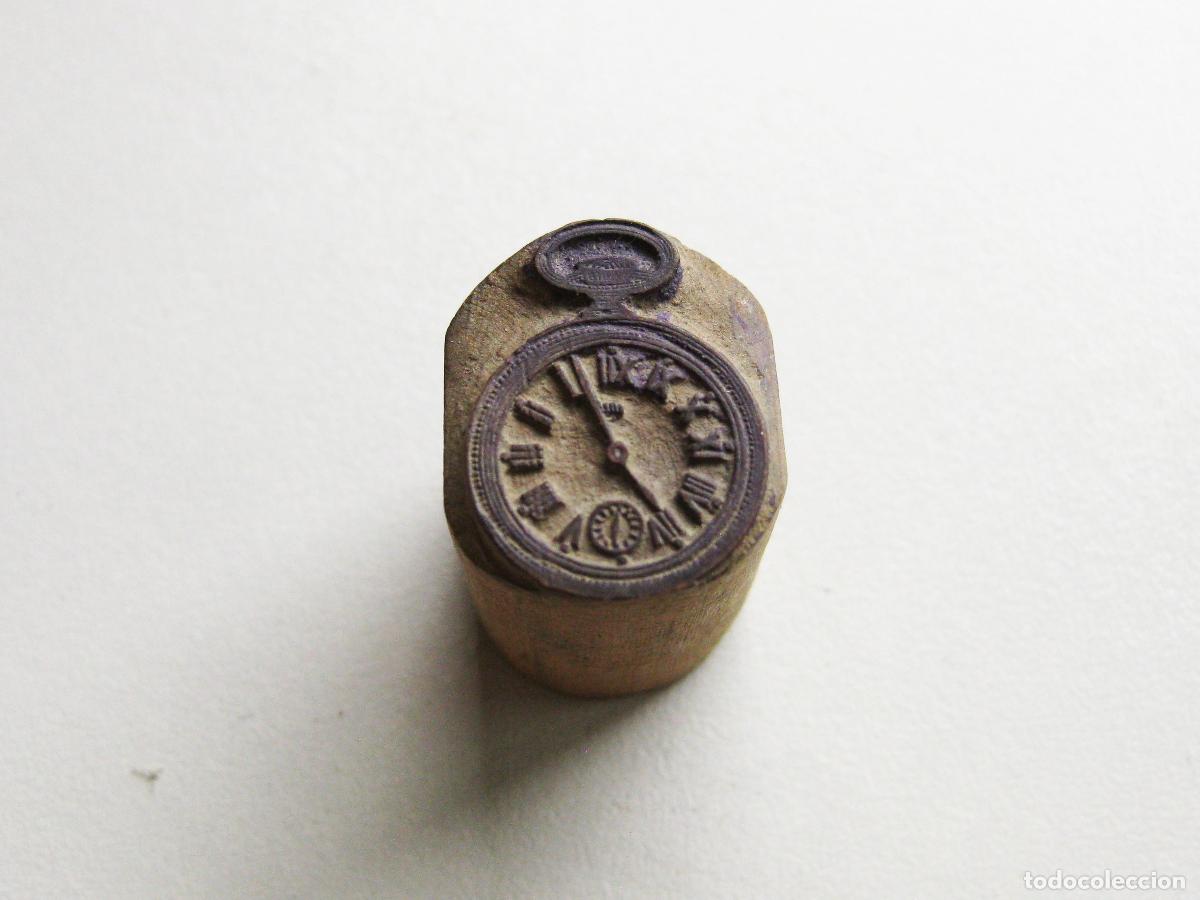 Antig&uuml;edades: ANTIGUO TIPO DE IMPRENTA CON RELOJ DE BOLSILLO DE MADERA TALLADA. SELLO O TAMP&Oacute;N DE TINTA