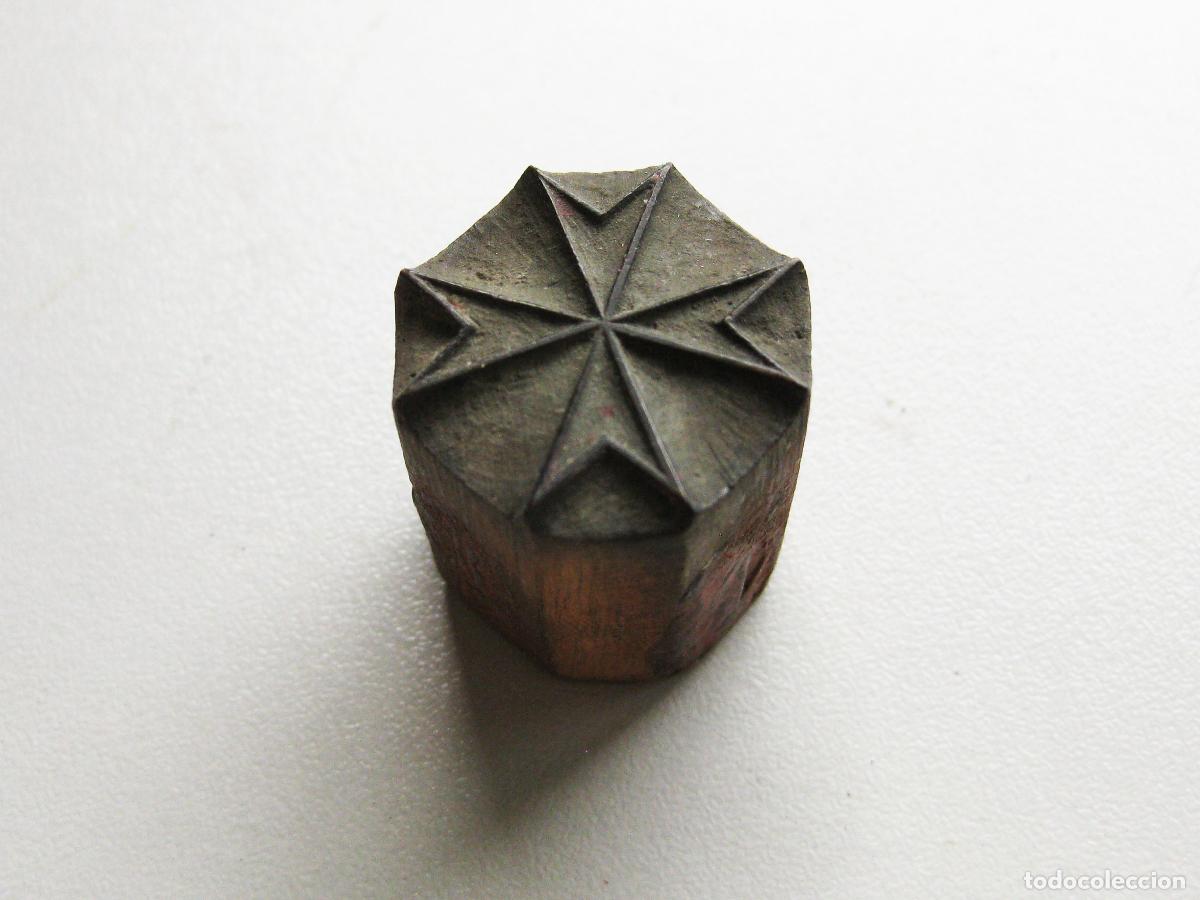 Antig&uuml;edades: ANTIGUO TIPO DE IMPRENTA CON LA CRUZ DE LA ORDEN DE MALTA DE MADERA TALLADA. SELLO O TAMP&Oacute;N DE TINTA