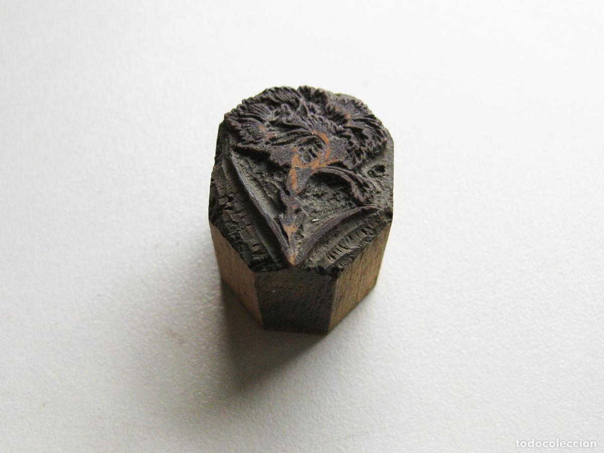 Antig&uuml;edades: ANTIGUO TIPO DE IMPRENTA CON UNA PLANTA O FLOR DE MADERA TALLADA. SELLO O TAMP&Oacute;N DE TINTA