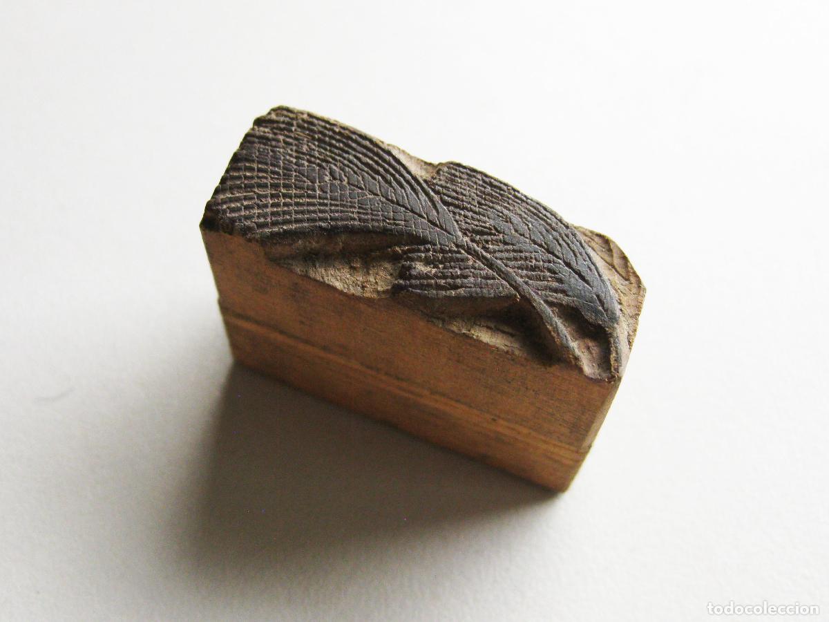 Antig&uuml;edades: ANTIGUO TIPO DE IMPRENTA CON PLUMAS DE MADERA TALLADA. SELLO O TAMP&Oacute;N DE TINTA