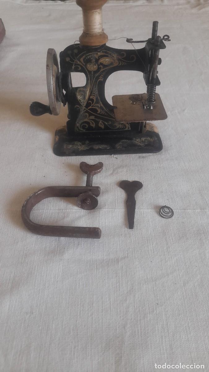 Antig&uuml;edades: Antigua m&aacute;quina de coser de juguete / miniatura en hierro fundido con sargento original (c. 1900-192