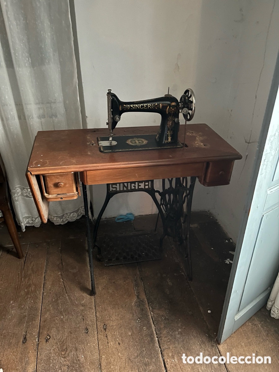Antig&uuml;edades: M&aacute;quina de coser Singer 66K de 1917 &ndash; N&ordm; F7965134 &ndash; Clydebank, Escocia &ndash; con mueble y pedal
