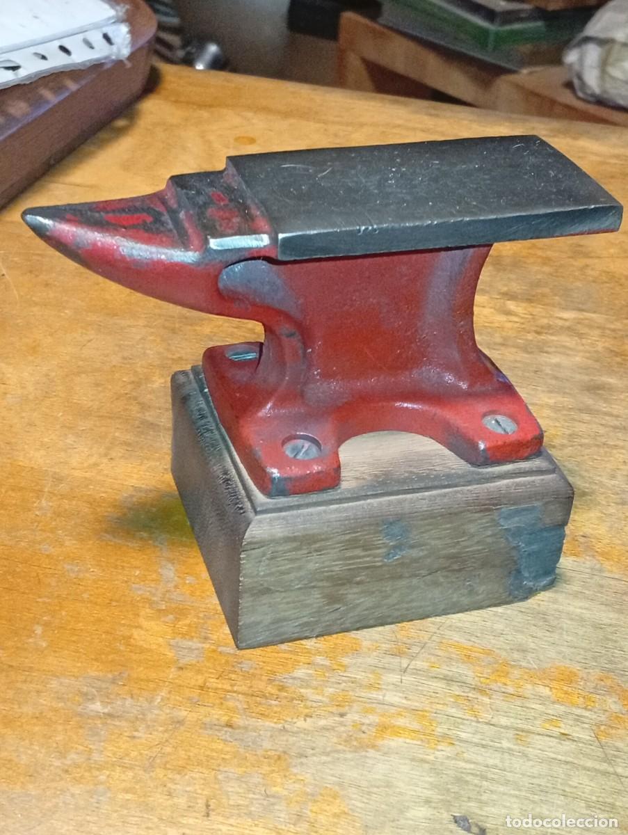 Antig&uuml;edades: FANTASTICO PEQUE&Ntilde;O YUNQUE JOYERO TAS RELOJERO PLATERO BASE MADERA COLECCION VINTAGE