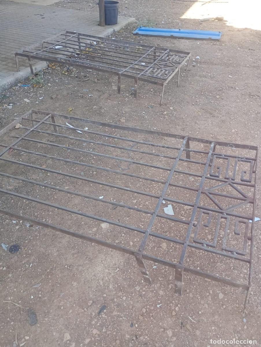 Antig&uuml;edades: REJAS MODERNISTAS PAREJA DE HIERRO FORJADO Y MUY PESADAS 192 CMS. ALTO X 110 ANCHO
