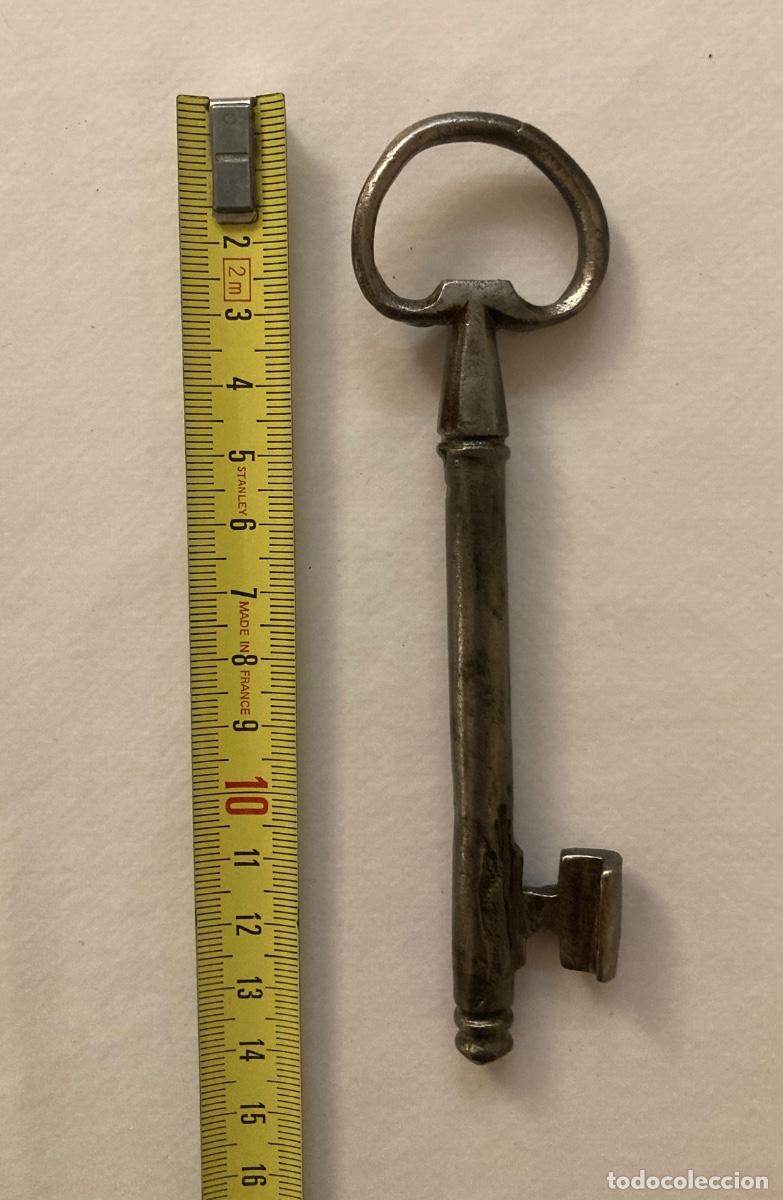 Antig&uuml;edades: Antigua llave de hierro forjado. Siglo XVIII. Pieza de colecci&oacute;n.