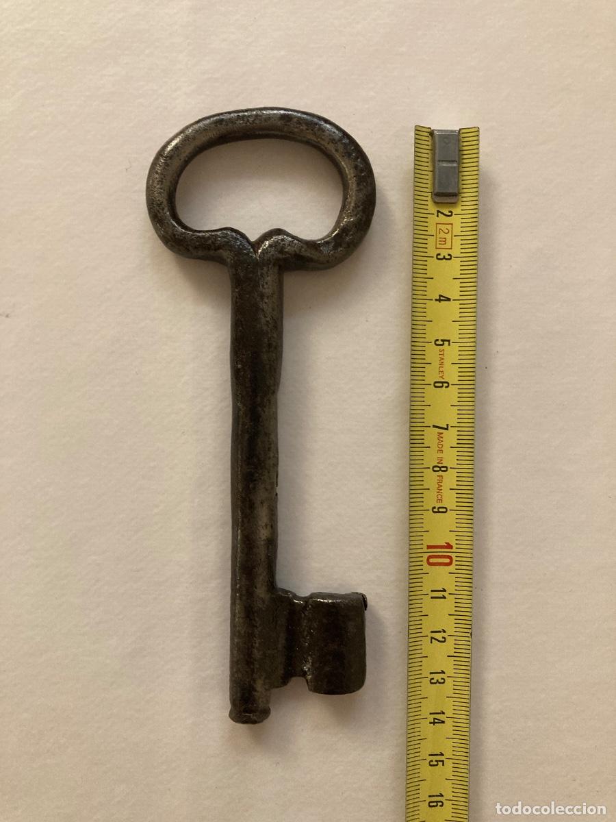 Antig&uuml;edades: Antigua llave de hierro forjado. Siglo XVIII. Pieza de colecci&oacute;n.