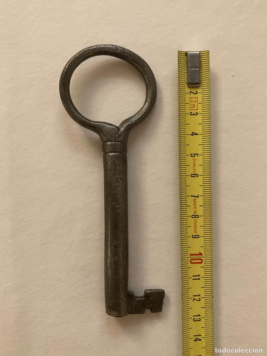 Antig&uuml;edades: Antigua llave de hierro forjado. Siglo XVIII. Pieza de colecci&oacute;n.