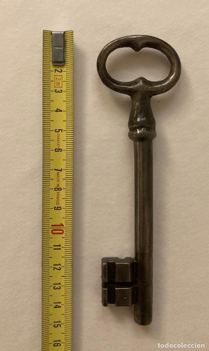 Antig&uuml;edades: Antigua llave de hierro forjado de fino acabado. Siglo XIX. Pieza de colecci&oacute;n.