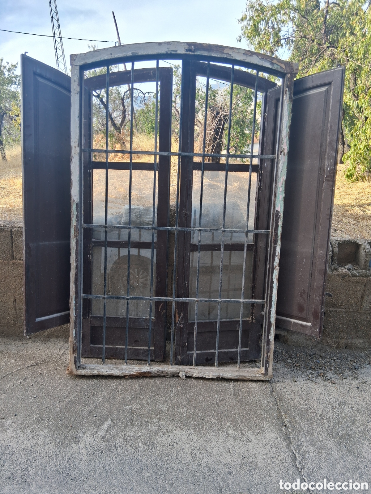 Antig&uuml;edades: Ventana grande antigua de madera estructura de medio punto reja hierro forjado integrada