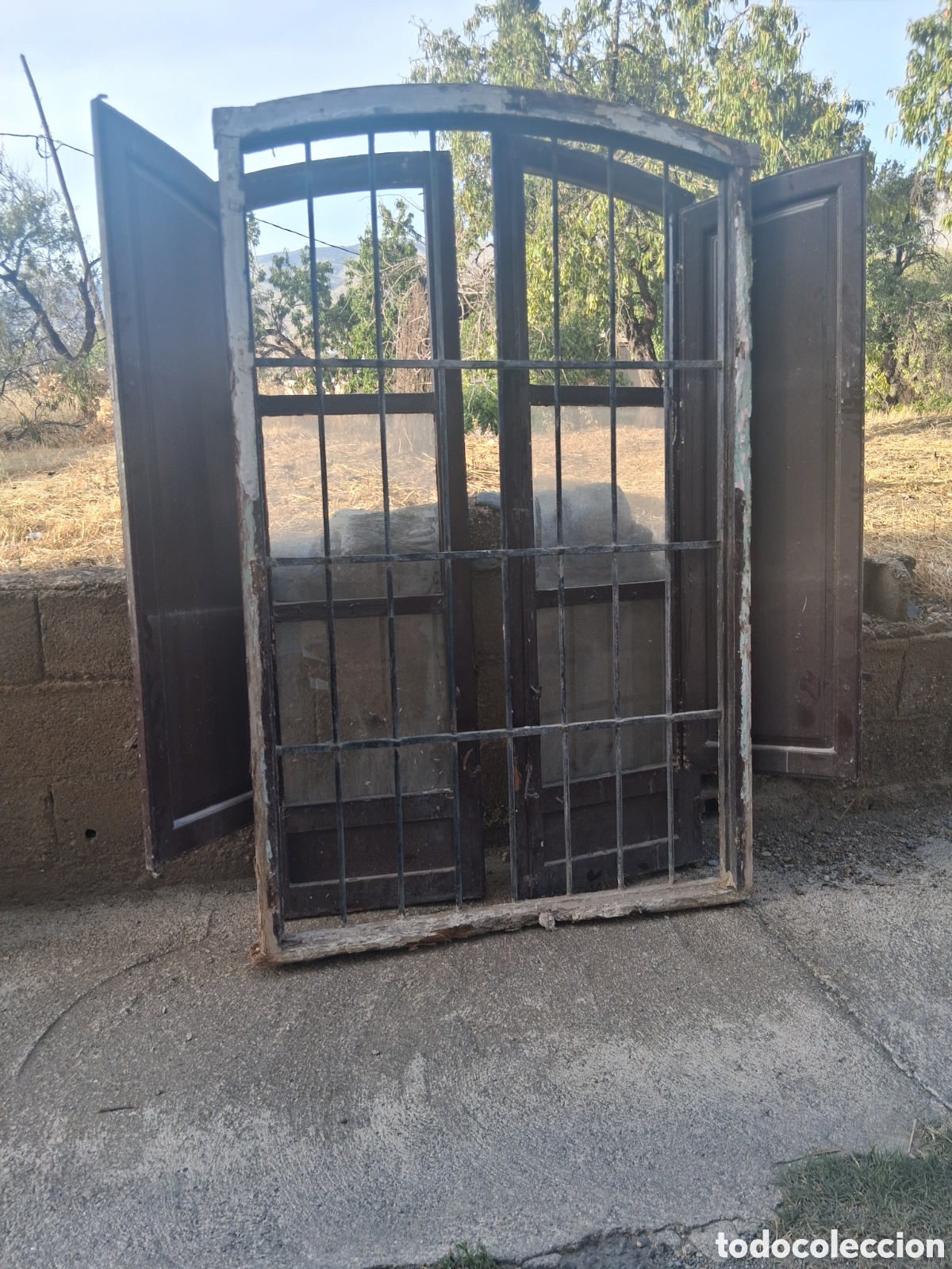 Antig&uuml;edades: 4 Rejas grandes carcelera de hierro funcido fragua y marco ventana contraventana puertas madera reja