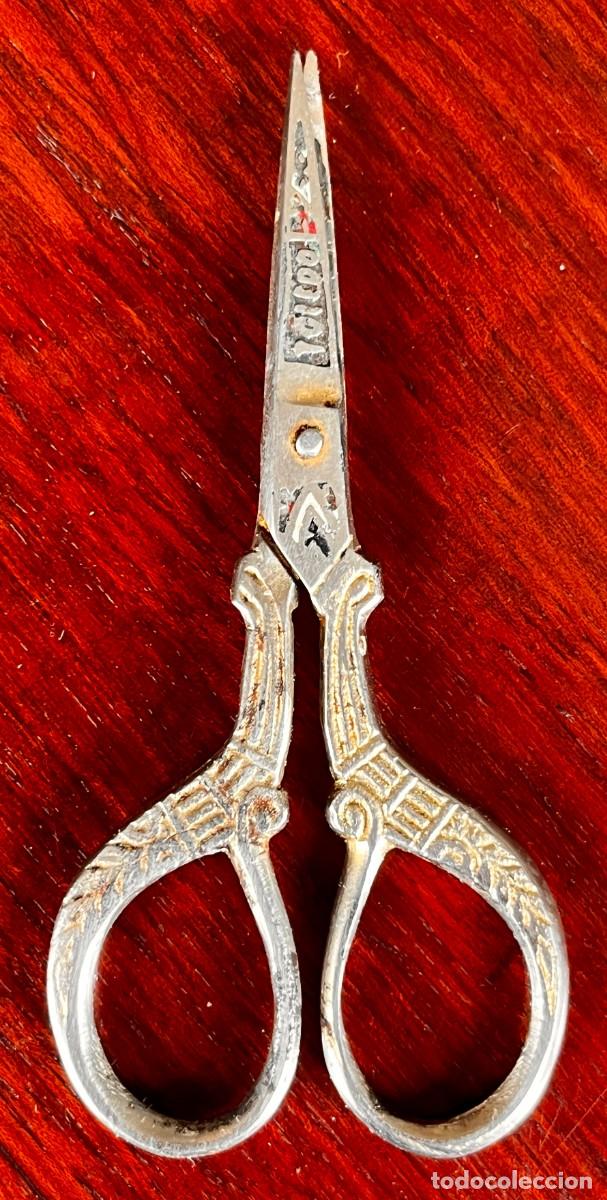 Antig&uuml;edades: Antiguas tijeras miden 9,2 X 4 cms. Llevan inscrito el nombre de TOLEDO. Ver todas las fotos puestas
