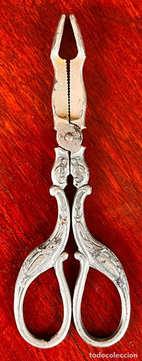 Antig&uuml;edades: ANTIGUAS PINZAS DE MESA PARA TERRONES DE AZ&Uacute;CAR, METAL PLATEADO, DECORACI&Oacute;N EN RELIEVE, 14,5 CM