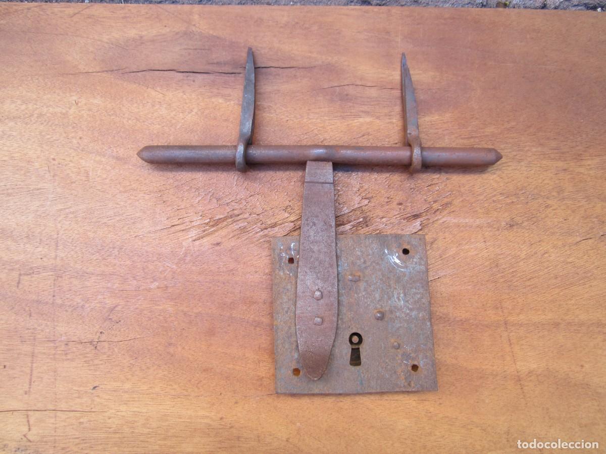 Antig&uuml;edades: Cerrojo antiguo forja con cerradura, 28 cm.