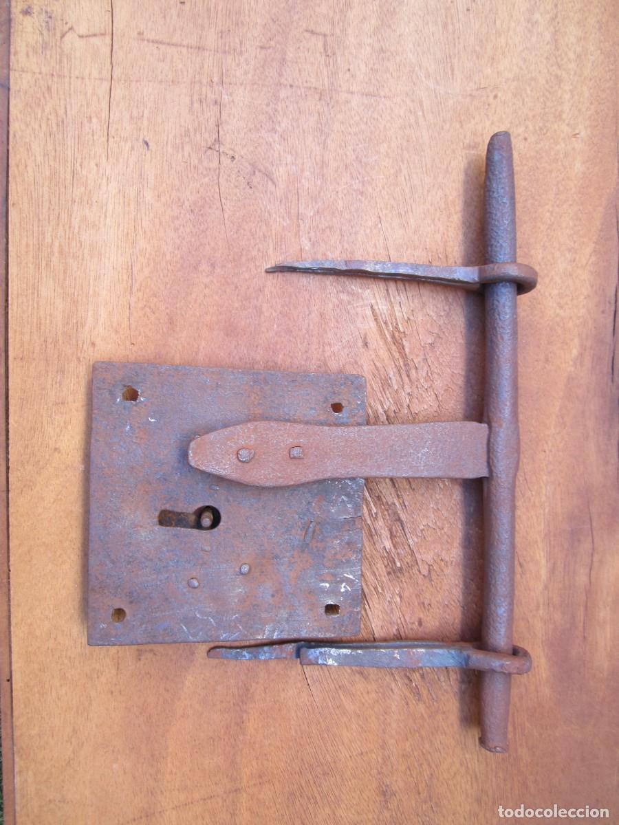 Antig&uuml;edades: Cerrojo antiguo hierro forjado con cerradura, 30.5 cm.