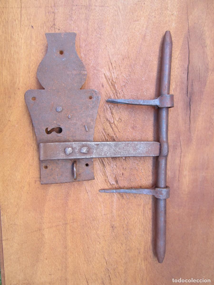 Antig&uuml;edades: Cerrojo antiguo con cerradura forja, 37 cm.