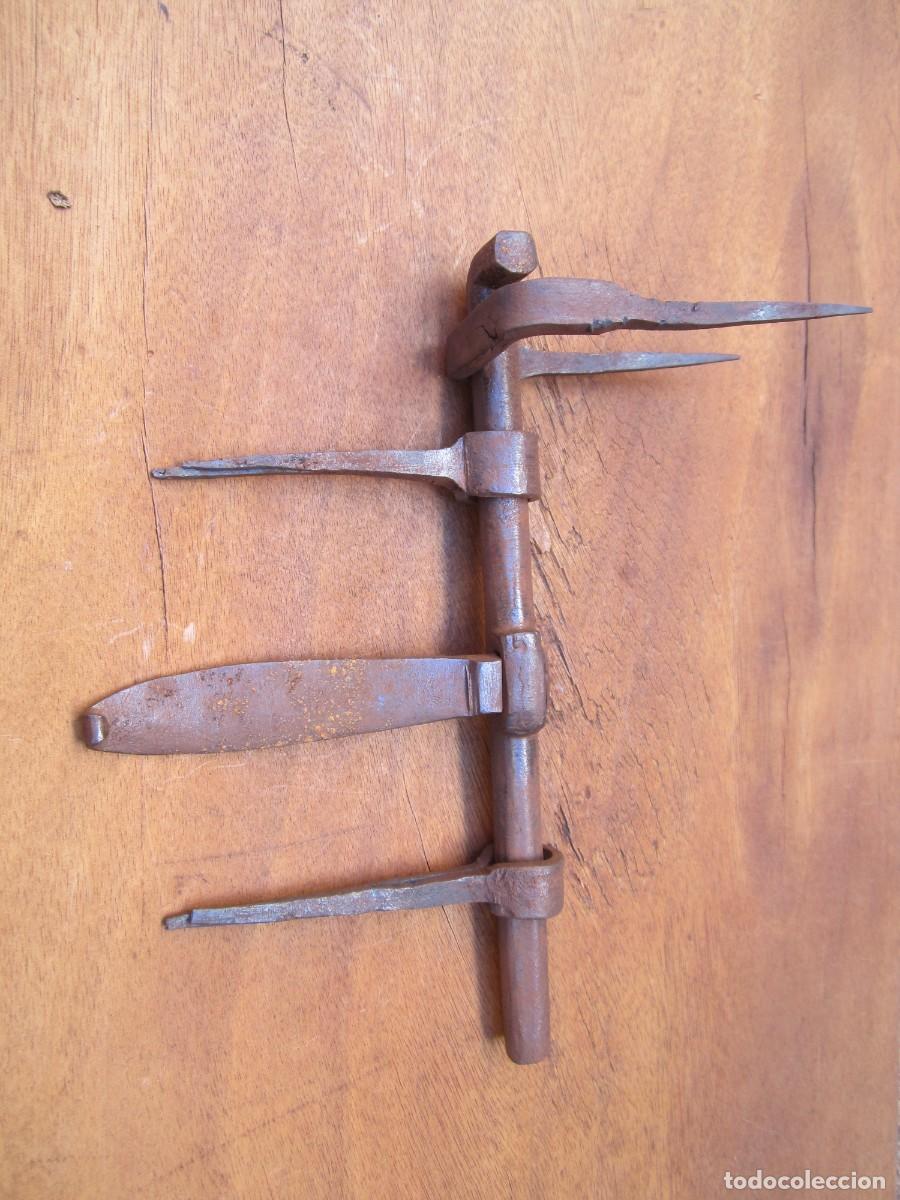 Antig&uuml;edades: Cerrojo antiguo forja con anclaje cierre, 25.5 cm.