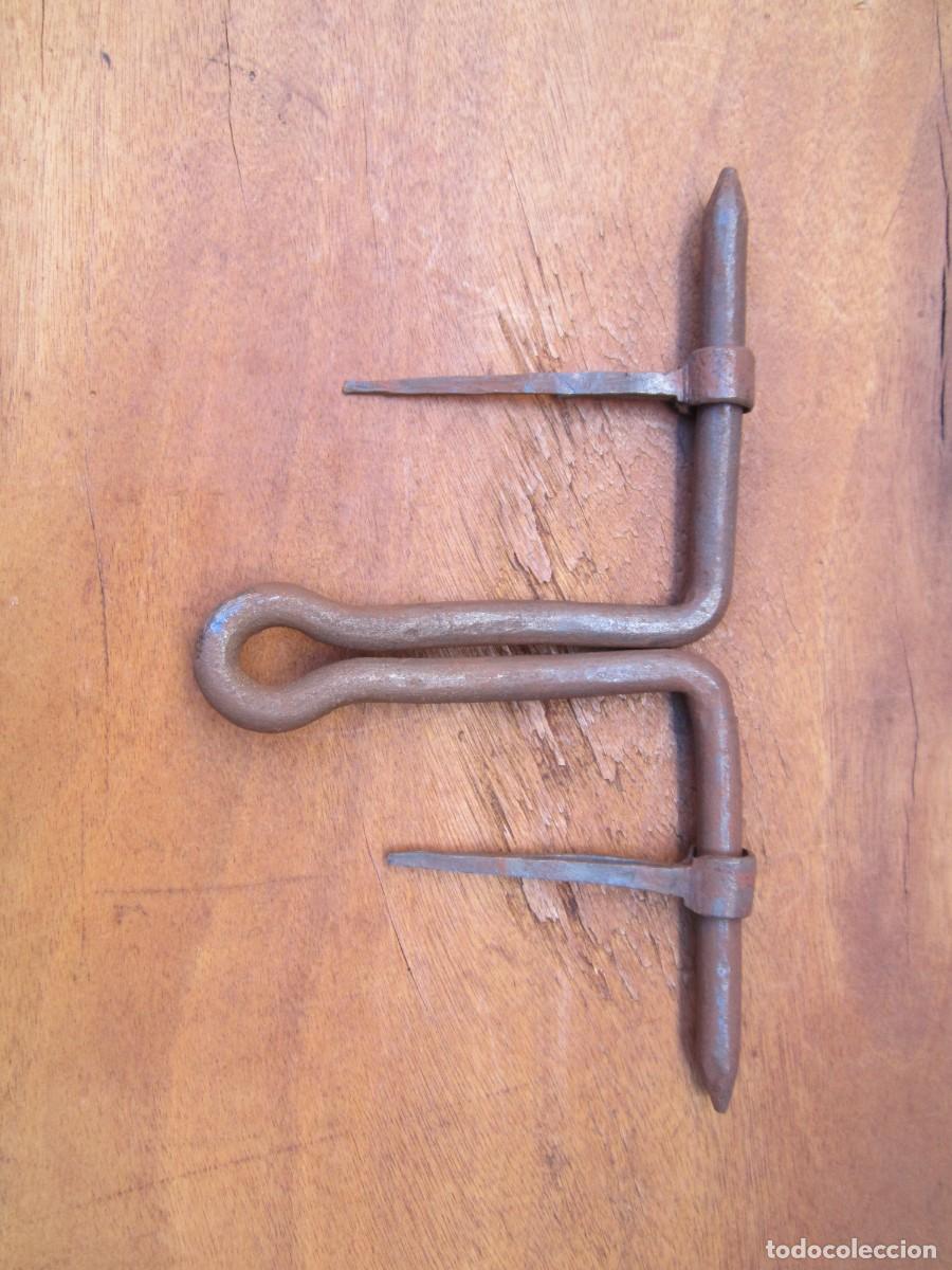 Antig&uuml;edades: Cerrojo antiguo forja de una pieza, 27 cm.