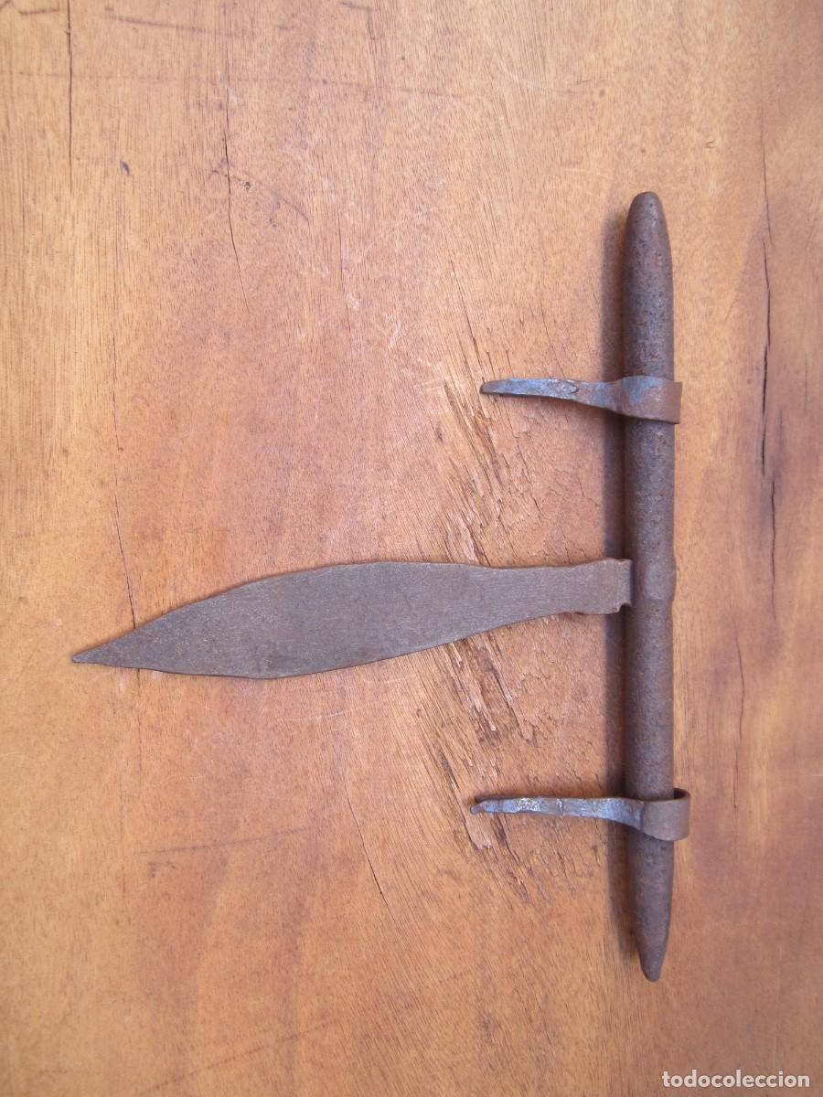 Antig&uuml;edades: Cerrojo antiguo hierro forjado grande, 30 cm.