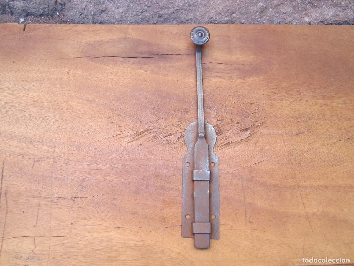 Antig&uuml;edades: Pestillo antiguo de hierro, 31.5 cm.