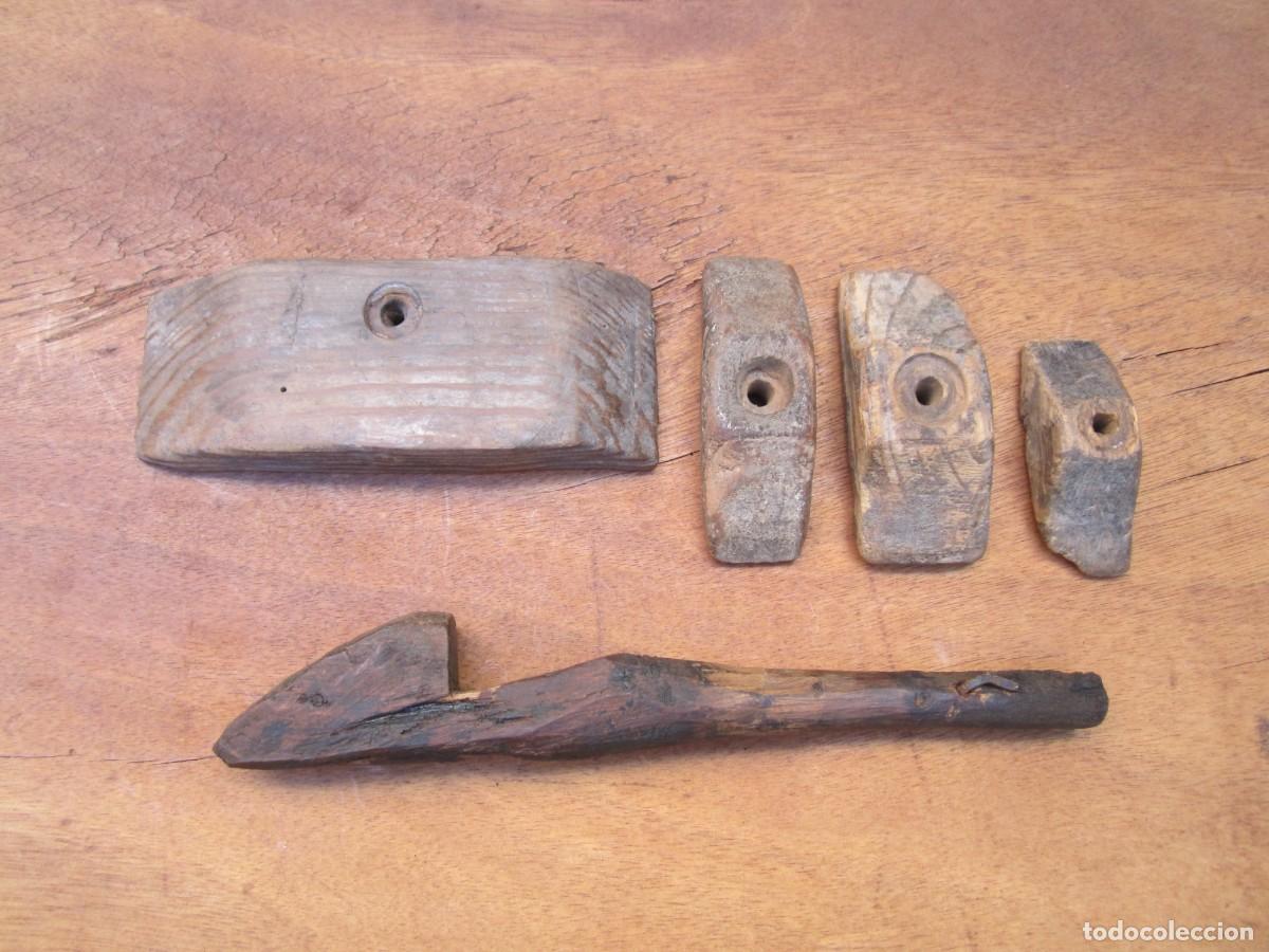 Antig&uuml;edades: Pestillos antiguos de madera y 1 apoyo.