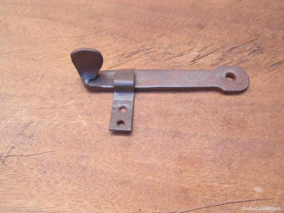 Antig&uuml;edades: Pestillo antiguo de hierro forjado, 13.7 cm.