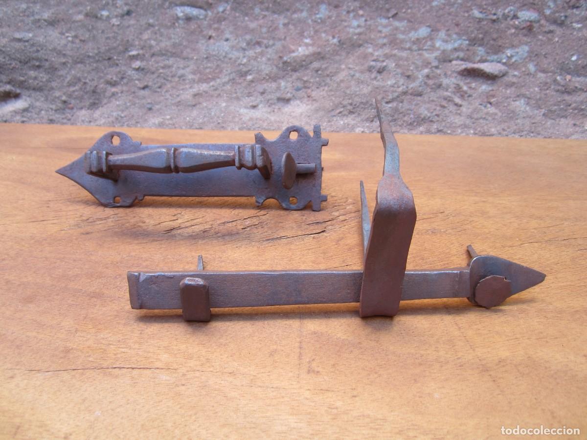 Antig&uuml;edades: Pestillo antiguo forja de leva completo, 19.5 cm alto.