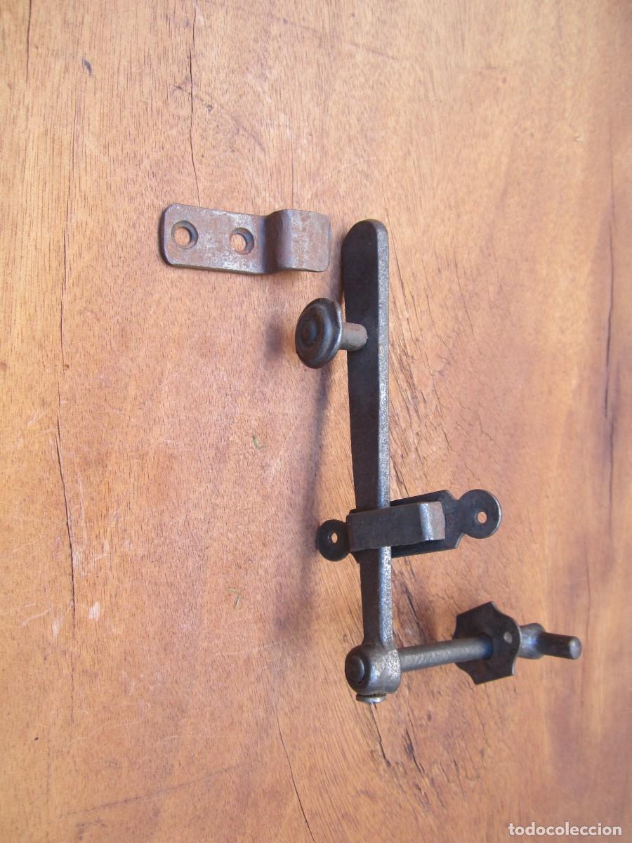 Antig&uuml;edades: Pestillo antiguo completo de hierro, mano.