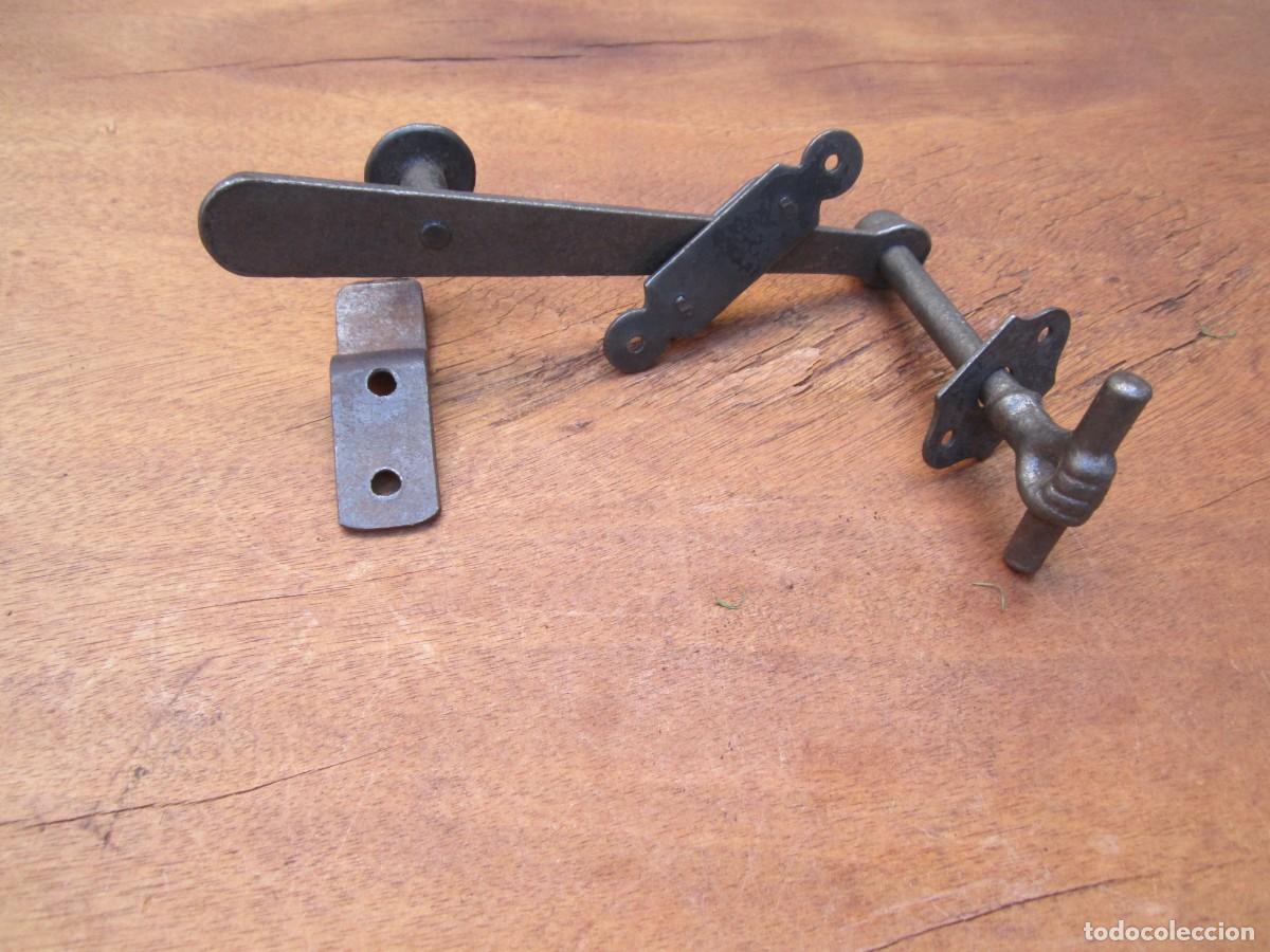 Antig&uuml;edades: Pestillo antiguo completo, bien conservado.