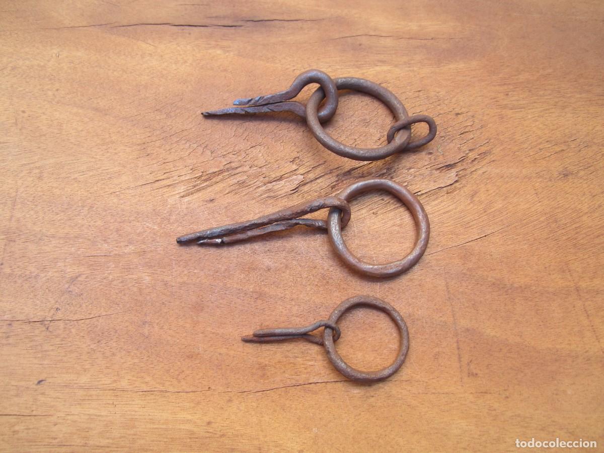 Antig&uuml;edades: Argollas antiguas de hierro forjado, 3 piezas.