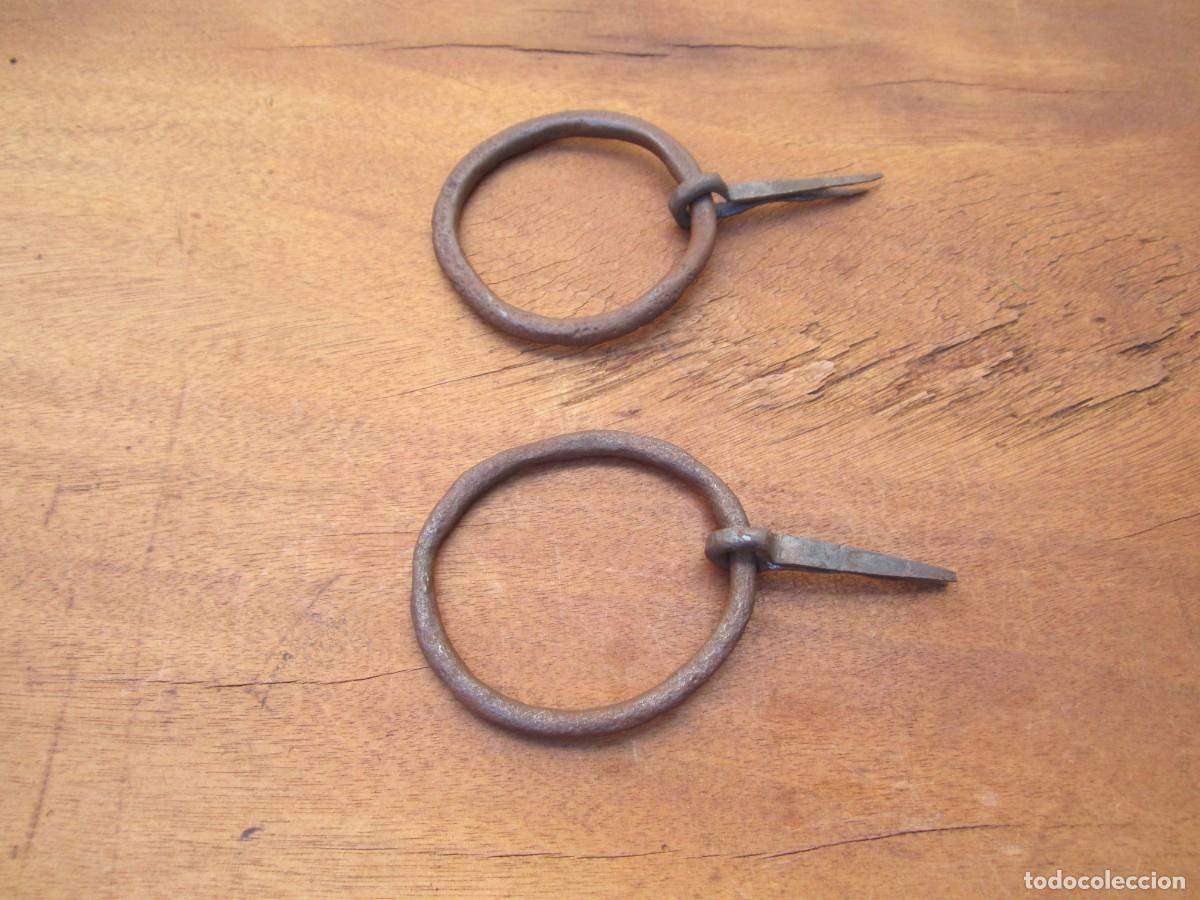 Antig&uuml;edades: Argollas antiguas de hierro forjado, di&aacute;metro 8 cm.