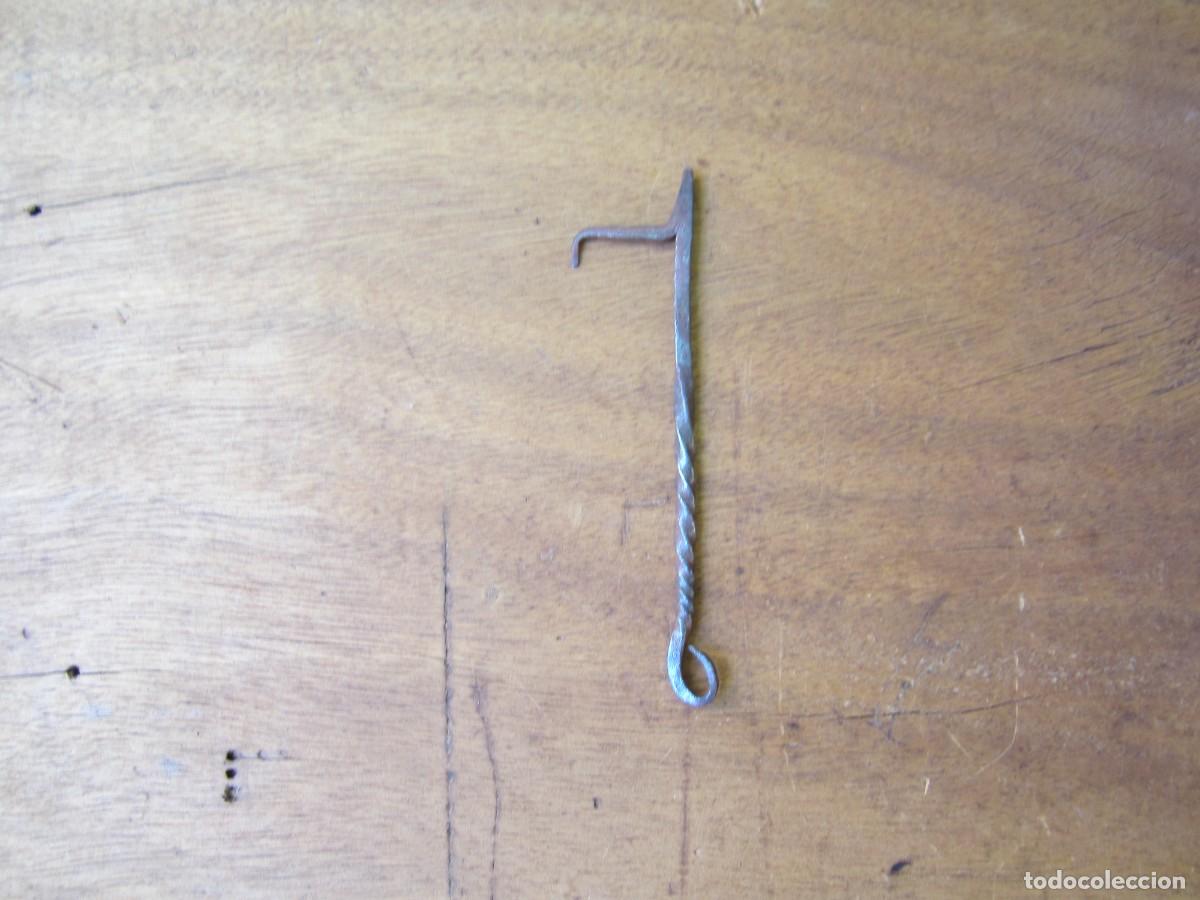 Antig&uuml;edades: Soporte antiguo de forja para candil.