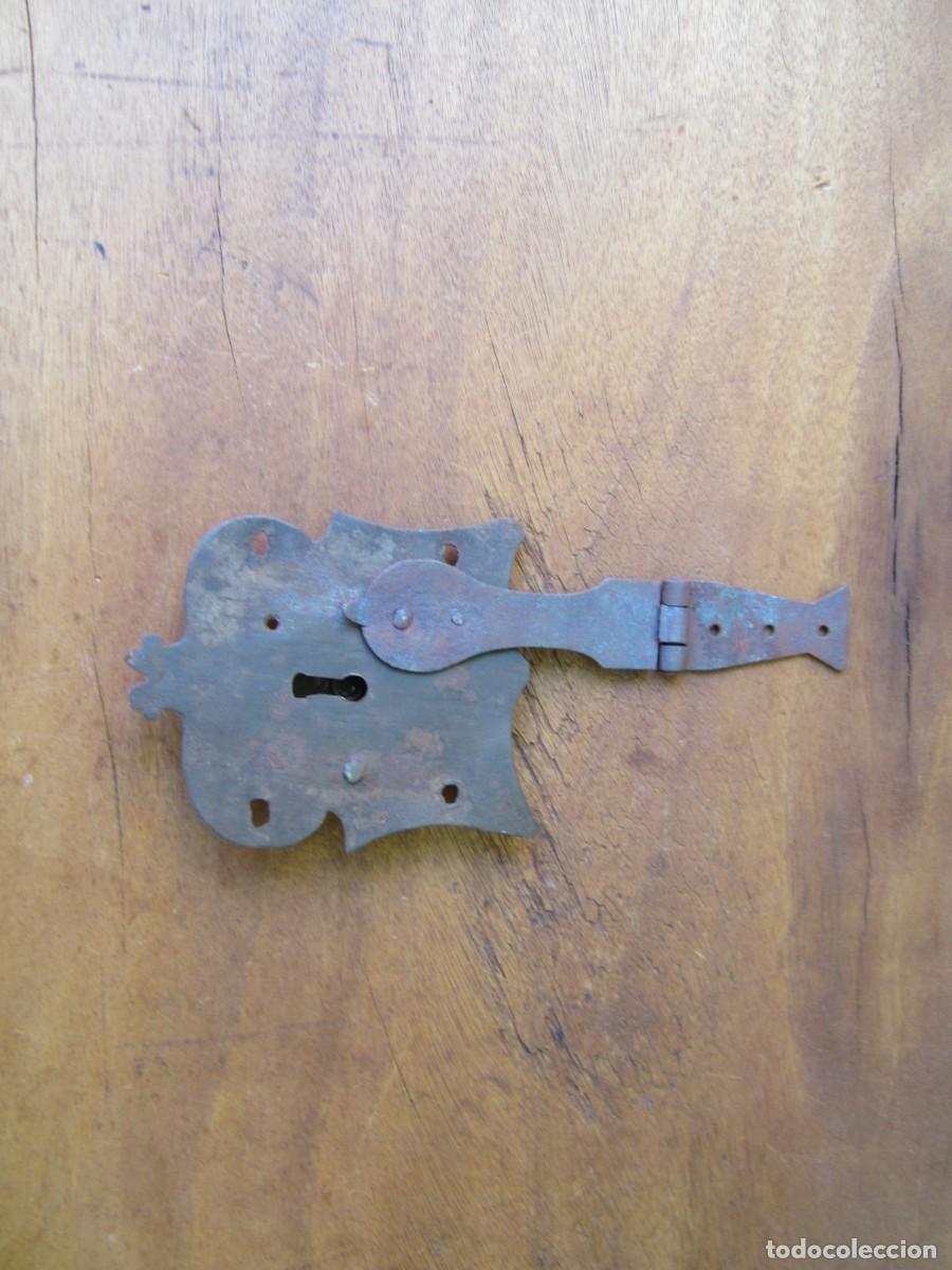 Antig&uuml;edades: Cerradura antigua forja de arca, arc&oacute;n o ba&uacute;l.
