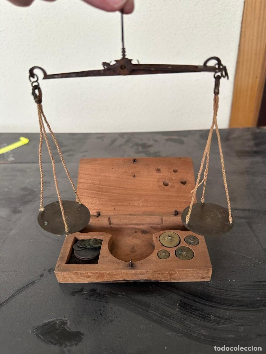 Antig&uuml;edades: Antigua balanza de precisi&oacute;n con pesas y caja de madera