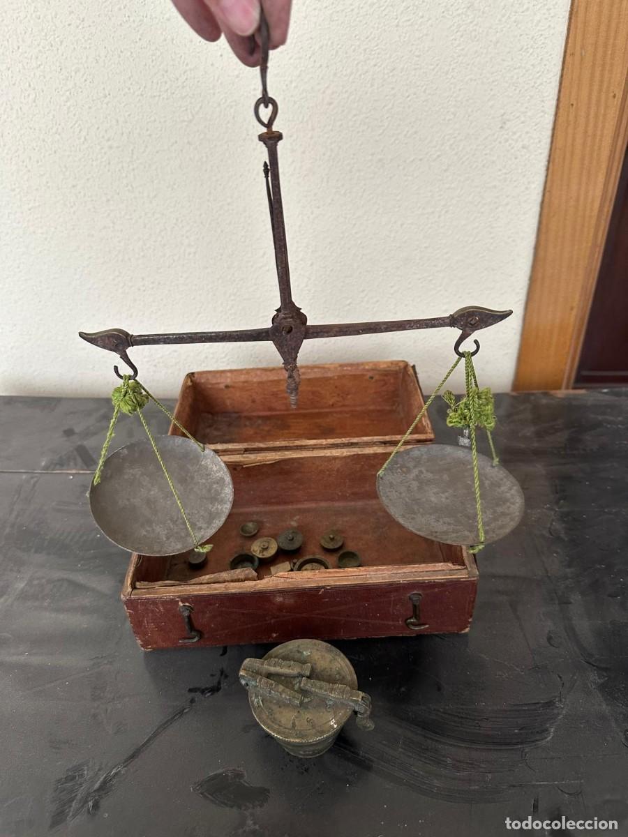 Antig&uuml;edades: Antigua balanza de dos platillos con caja de madera y juego de pesas