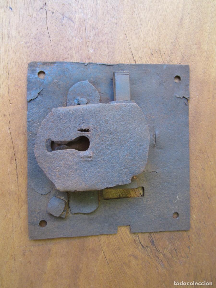 Antig&uuml;edades: Cerradura antigua de puerta principal, forja.