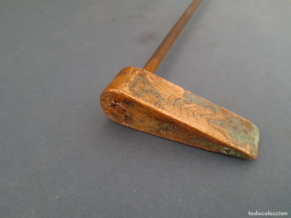 Antig&uuml;edades: Soldador de cobre, cabeza 7cm aprox, mango de qhierro y madera, Largo total 35cm aprox