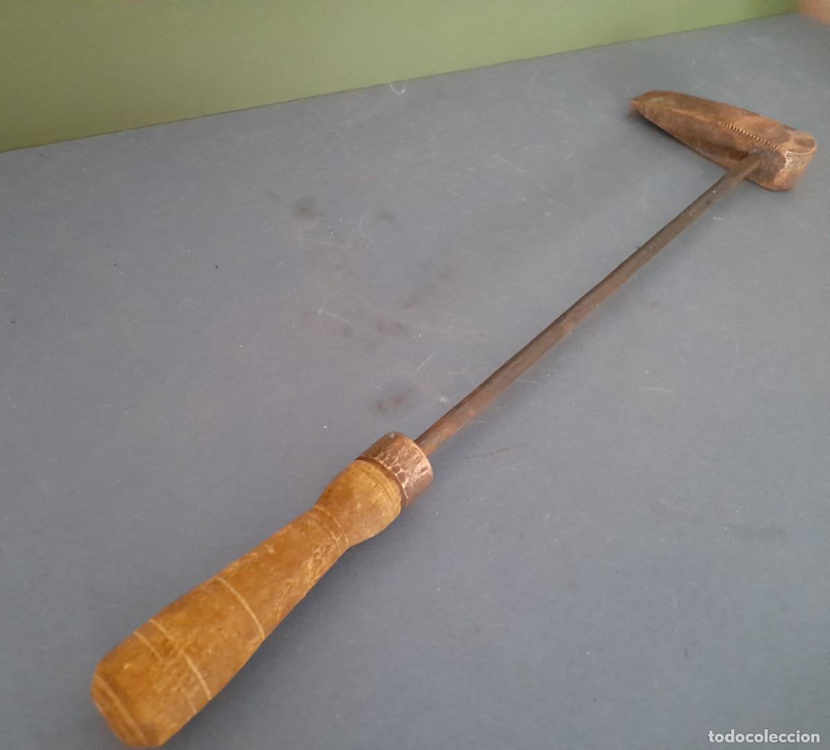 Antig&uuml;edades: Soldador de cobre, cabeza 10cm aprox, mango de qhierro y madera, Largo total 43cm aprox