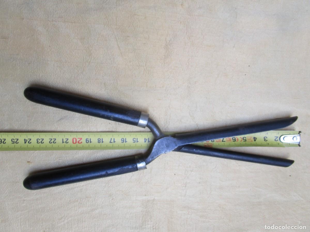 Antig&uuml;edades: RIZADOR HIERRO - PELO CABELLO PELUQUERIA MUJER - EMPU&Ntilde;ADURAS MADERA, SIN SE&Ntilde;ALES DE USO, APROX 1940.