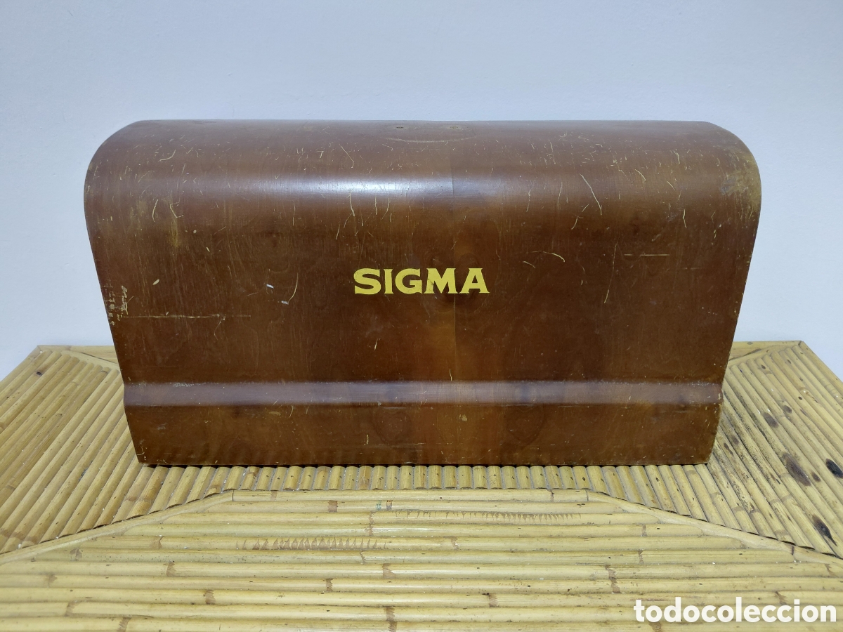 Antig&uuml;edades: TAPA MAQUINA DE COSER SIGMA - CON CERRADURA Y LLAVE ORIGINAL.
