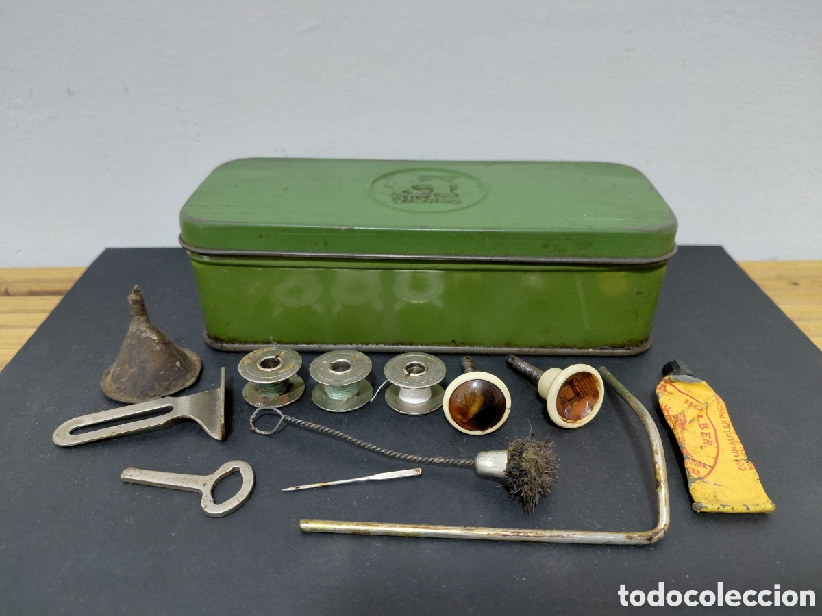 Antig&uuml;edades: CAJA METALICA MAQUINA DE COSER SIGMA Y ACCESORIOS