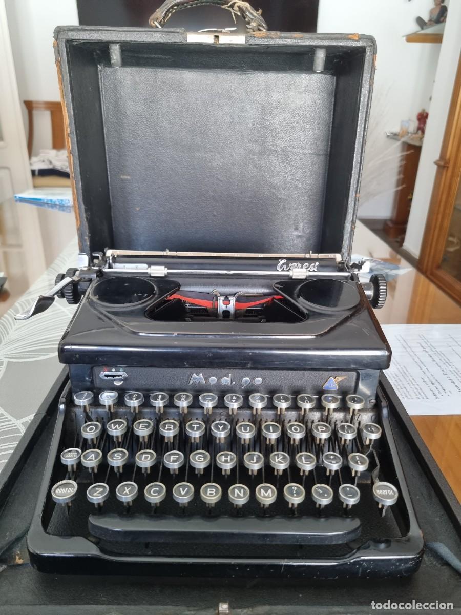 Antig&uuml;edades: M&aacute;quina de escribir Everest Mod. 90