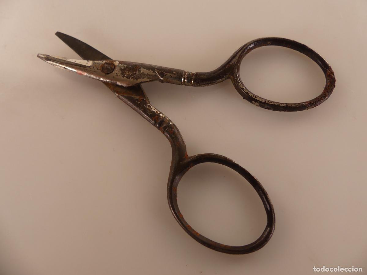 Antiquit&auml;ten: PEQUE&Ntilde;A TIJERA DE COSTURA O TOCADOR