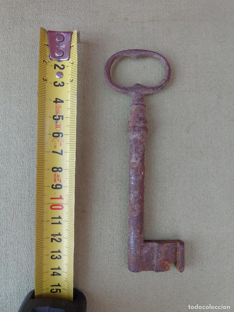 Antig&uuml;edades: ANTIGUA LLAVE HIERRO FORJADO 13CM LARGO.