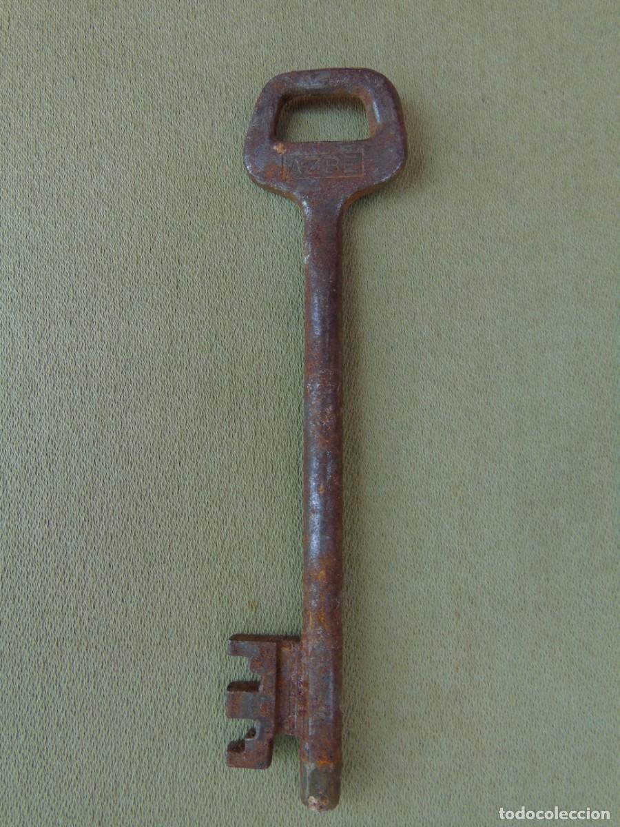 Antig&uuml;edades: ANTIGUA LLAVE HIERRO MARCA AZBE 12CM LARGO.