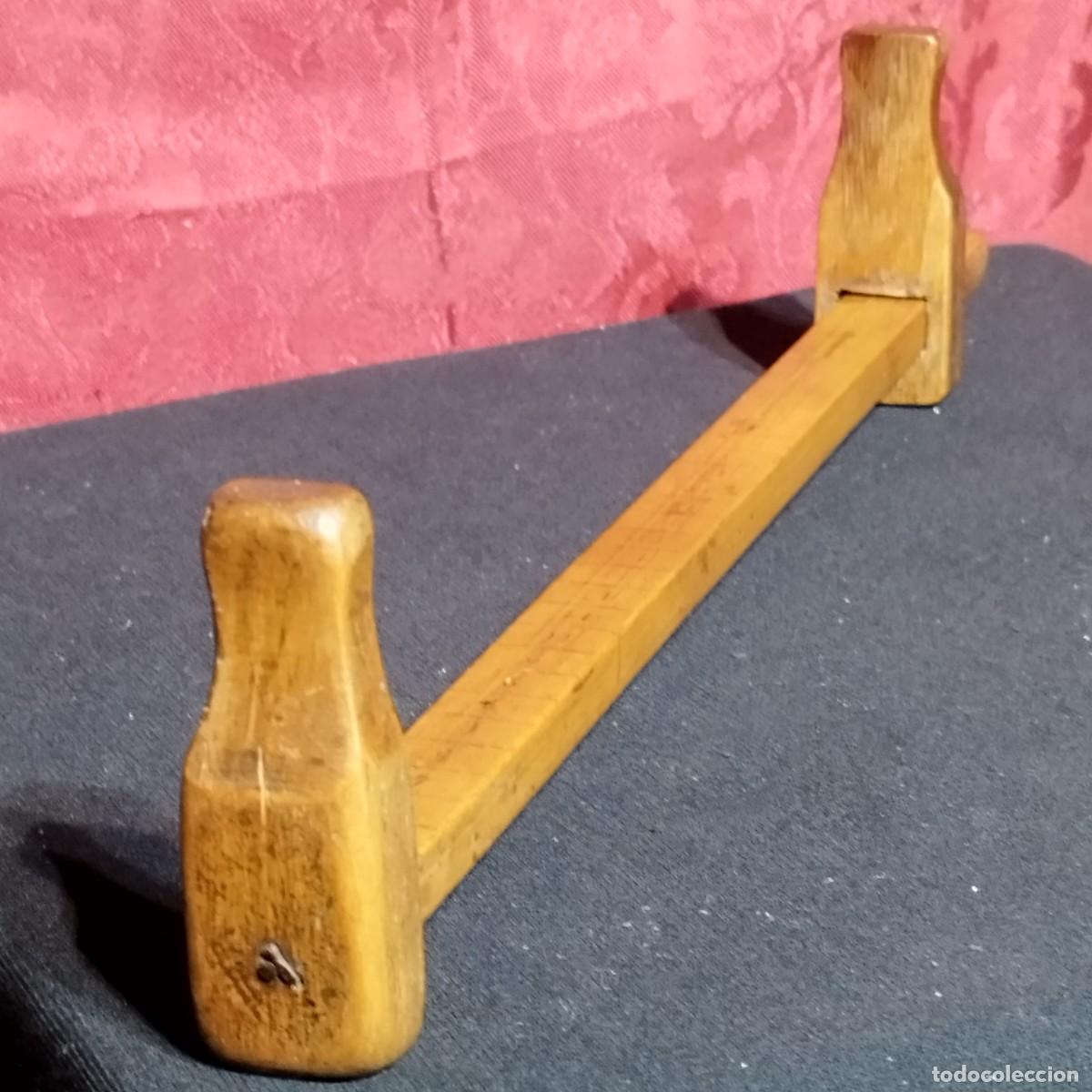 Antig&uuml;edades: HERRAMIENTA MEDIDOR CALIBRE PIE DE ZAPATERO DE MADERA