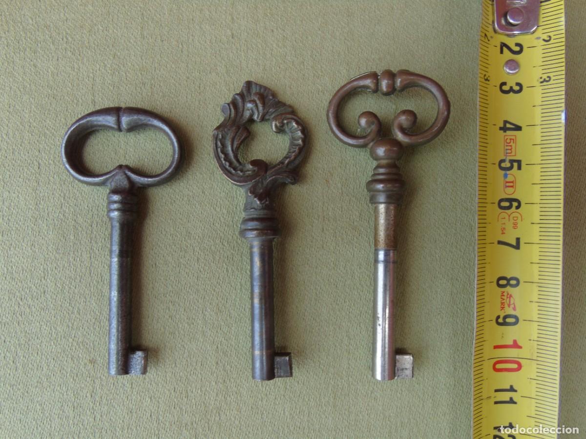 Antig&uuml;edades: 3 ANTIGUAS LLAVES HIERRO, DOS ASIDERO DE BRONCE. PARA MUEBLES O ARMARIOS.