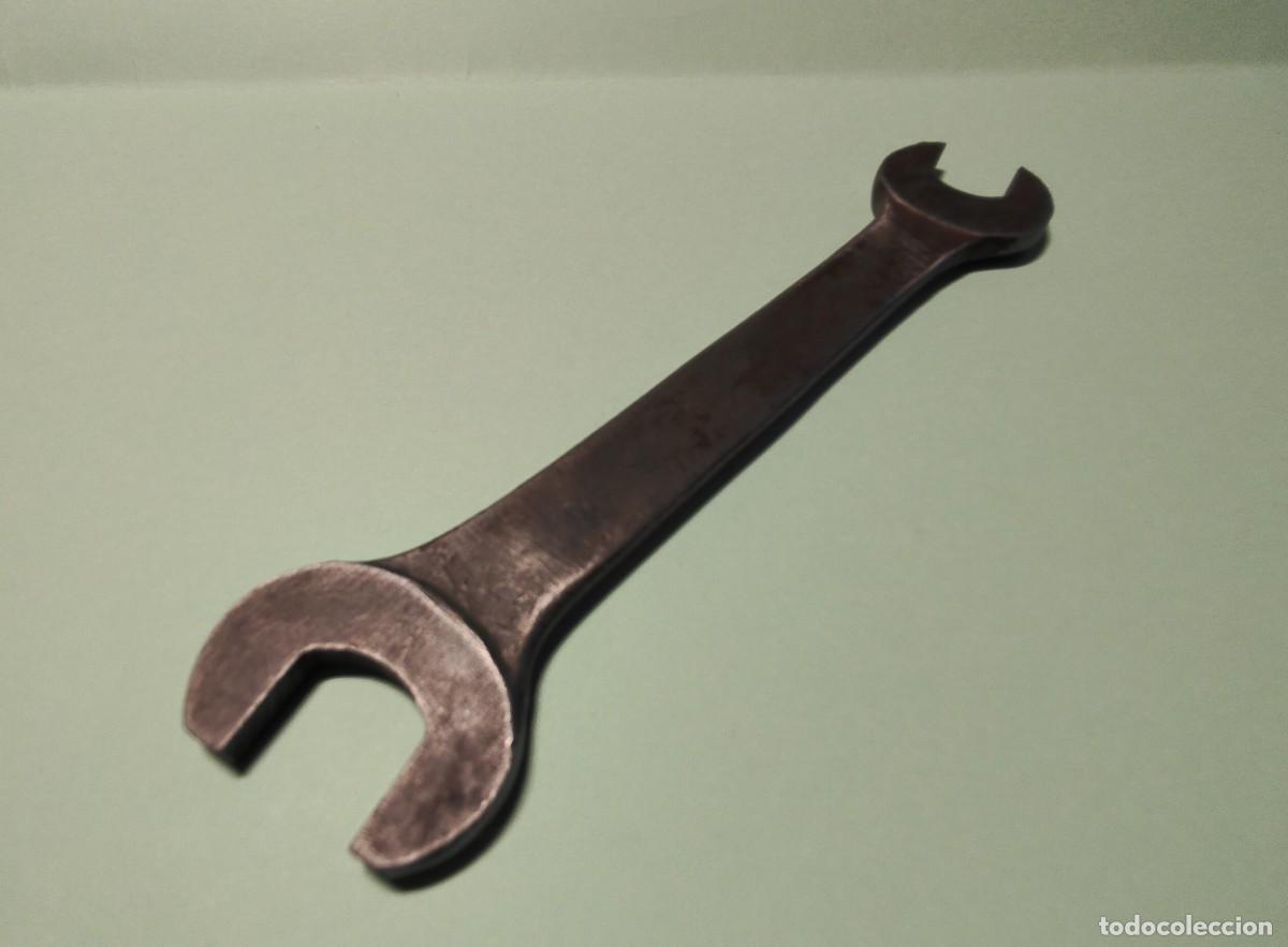 Antig&uuml;edades: LLAVE FIJA MARCA SEAT. A&Ntilde;OS 50-60. Medidas 13 - 17. PESO 99 gramos. LARGO aprox. 16 cm.
